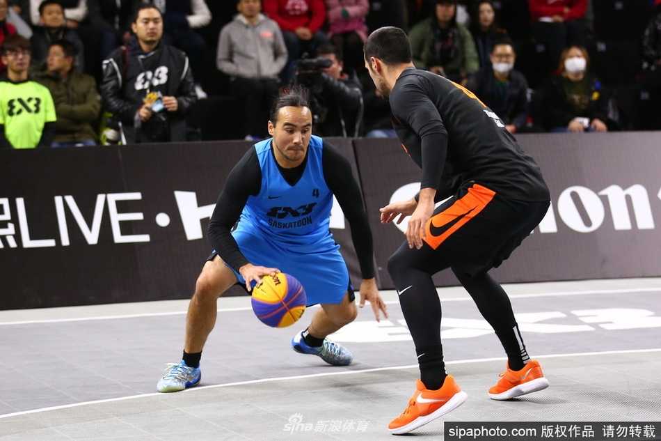 随着德拉戈维奇的绝杀球空心入网，整个泽蒙队陷入疯狂，多名球员激动地冲向场地中央紧紧拥抱在一起，他们的怒吼与身后错愕的诺维萨德队球员形成鲜明对比。