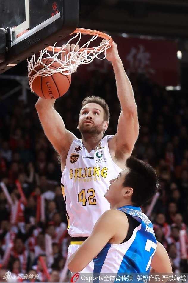 兰多夫迎着防守人强行出手，篮球在空中划出弧线，在他身前是对手无奈封盖的手掌。