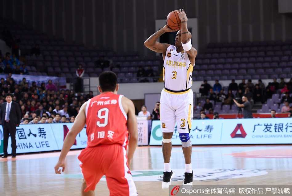 马布里运球指挥交通，眼神坚毅穿透防守