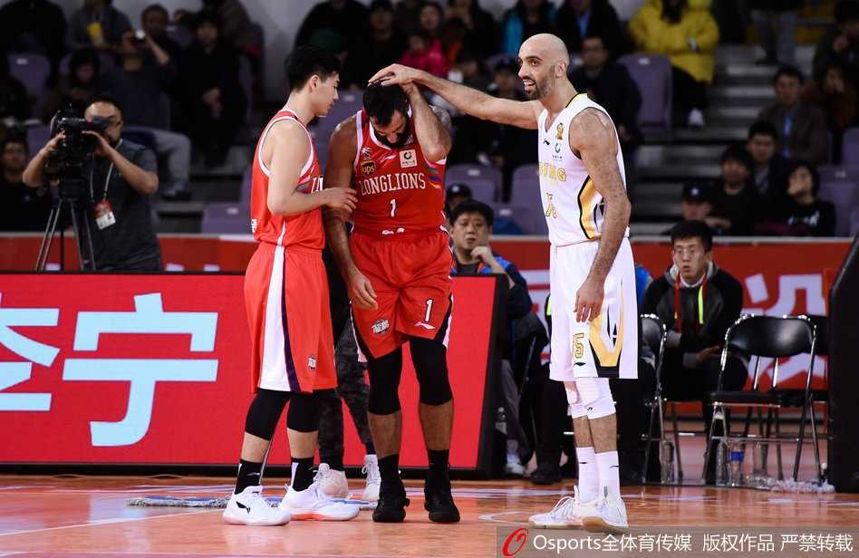 杨敬敏飞身上篮舒展如大鹏展翅，防守球员望尘莫及