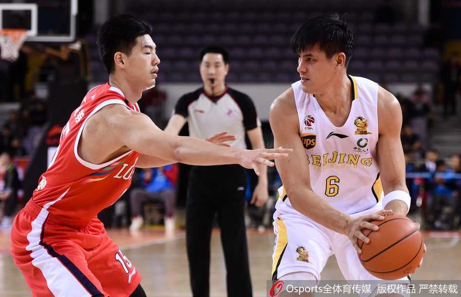 汉斯布鲁摘下篮板强势补篮，肌肉线条凸显力量美感