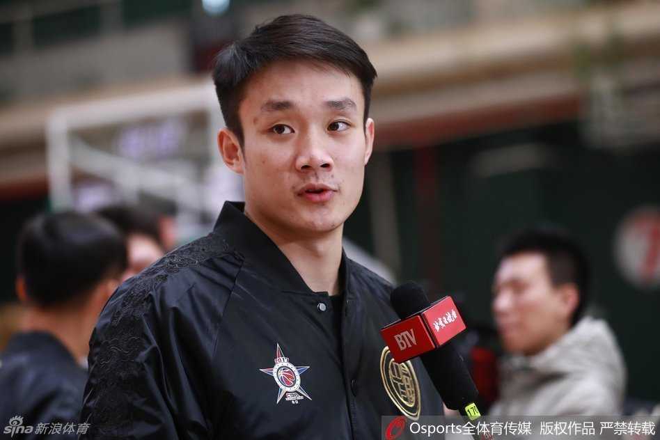 刚刚加冕MVP的丁彦雨航在采访区认真回答记者提问，脸上洋溢着自信与谦逊的笑容