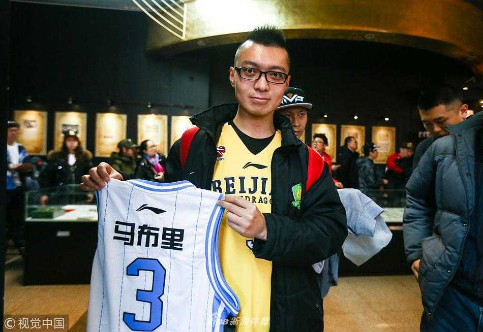 京城再无第二人,马布里的爱在寒风中沸腾 签售现场,一位得到签名的女球迷激动地展示着马布里的亲笔签名,喜悦之情溢于言表