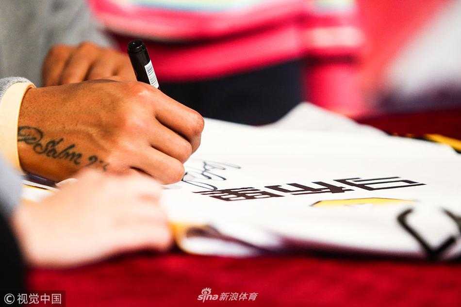 京城再无第二人,马布里的爱在寒风中沸腾 活动结束,天色渐晚,马布里坐在车里向窗外挥手告别,车窗外的球迷依然高举着横幅,久久不愿离去