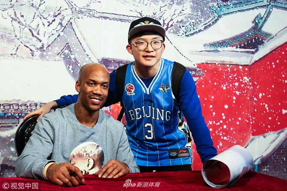 京城再无第二人,马布里的爱在寒风中沸腾 马布里双手接过小球迷送上的生日蛋糕,笑容中带着惊喜与感动,蛋糕上的蜡烛映照出他微红的眼眶