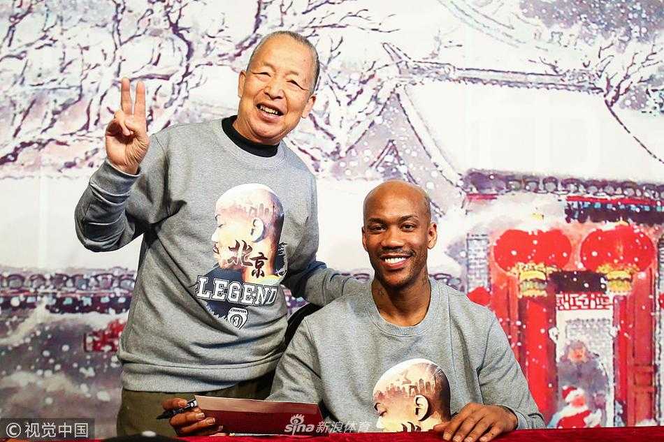 京城再无第二人,马布里的爱在寒风中沸腾 见面会上,马布里俯身为一名小球迷签名,孩子的眼神专注而虔诚,老马的脸上洋溢着慈父般的微笑