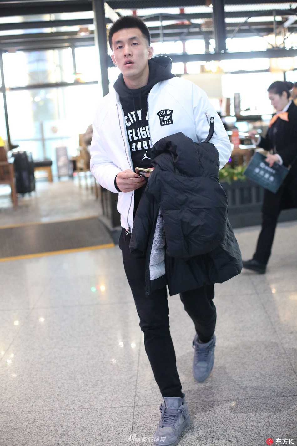 京城冬夜的一抹暖意:郭艾伦机场接机演绎铁汉柔情 披上外套后,两人并肩而行,郭艾伦侧身倾听女友说话,脸上带着温和的笑意,画面温馨和谐,仿佛是冬日机场里一道最暖心的风景线。