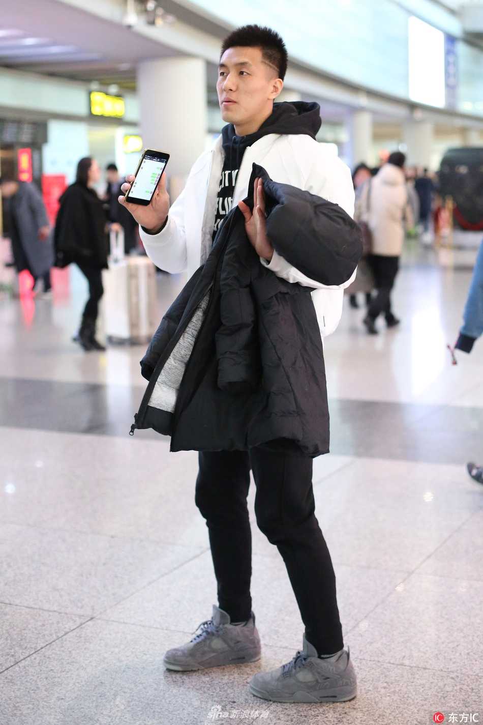 京城冬夜的一抹暖意:郭艾伦机场接机演绎铁汉柔情 郭艾伦细心地将带来的外套为女友披上,动作轻柔而仔细,生怕惊扰到她,眼神中流露出满满的呵护与宠溺,仿佛在为她抵御整个冬天的寒冷。