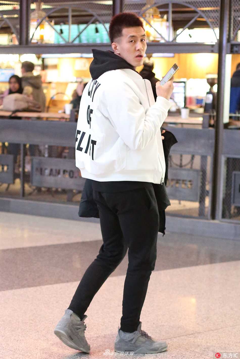 京城冬夜的一抹暖意:郭艾伦机场接机演绎铁汉柔情 画面定格在两人走向机场出口的时刻,郭艾伦始终守护在女友身旁,那杯未曾离手的咖啡和披在肩上的外套,不仅是抵御寒冷的工具,更是他对这份感情最实在、最温暖的承诺。