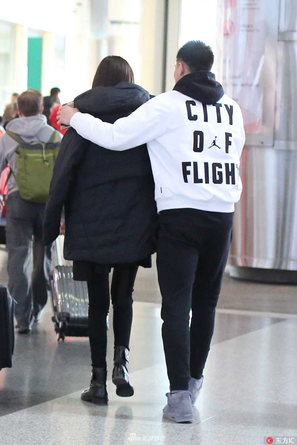 京城冬夜的一抹暖意:郭艾伦机场接机演绎铁汉柔情 两人终于汇合,郭艾伦自然地靠近女友,眼中满是藏不住的喜悦与关切,仿佛在用眼神询问对方旅途是否疲惫,画面充满了恋人重逢的甜蜜气息。