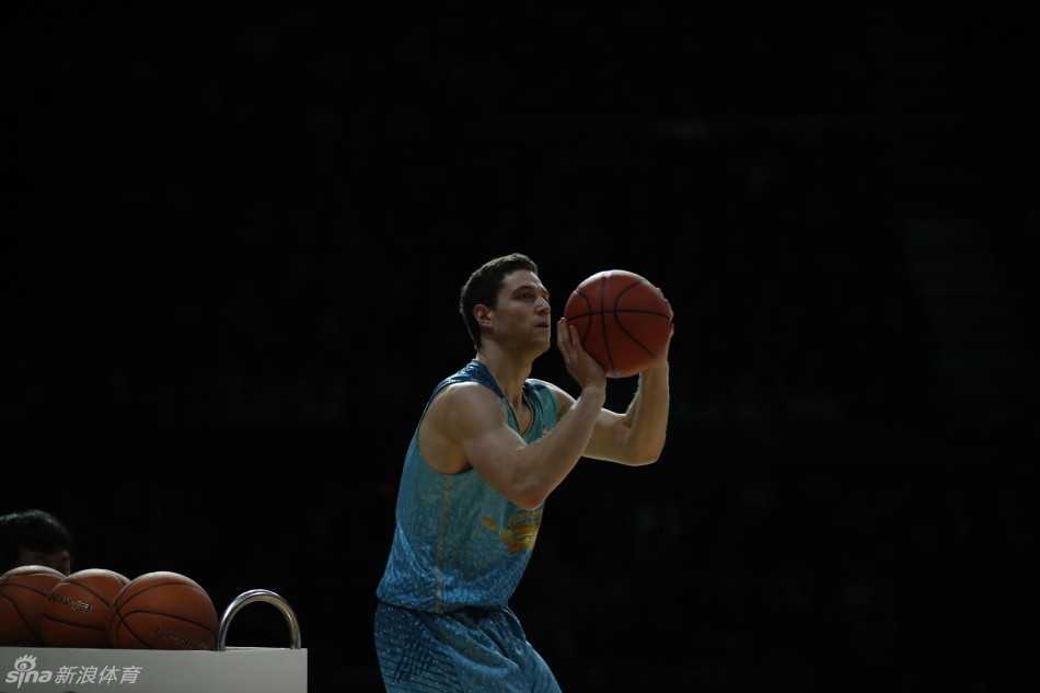 上海队外援弗雷戴特在全明星技巧大赛中，运球穿越障碍物，他的眼神专注而犀利，仿佛在审视着篮筐与地板上的每一个细节，姿势极其飘逸，如同球场上的独行侠。
