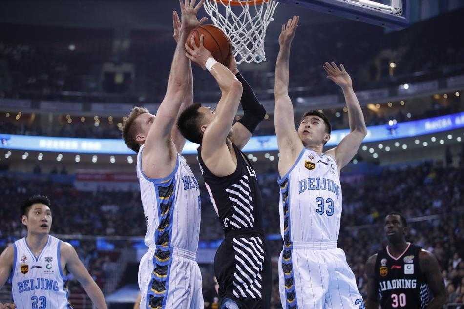 京城决杀之憾:方硕最后一投偏出,辽宁客场逆转攻克北京 凯迪拉克中心灯光璀璨,京辽大战一触即发,看台被热情的球迷填满