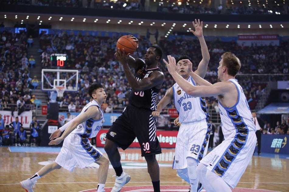 京城决杀之憾:方硕最后一投偏出,辽宁客场逆转攻克北京 辽宁队哈德森持球快速反击,北京队球员刘晓宇在身后紧追不舍