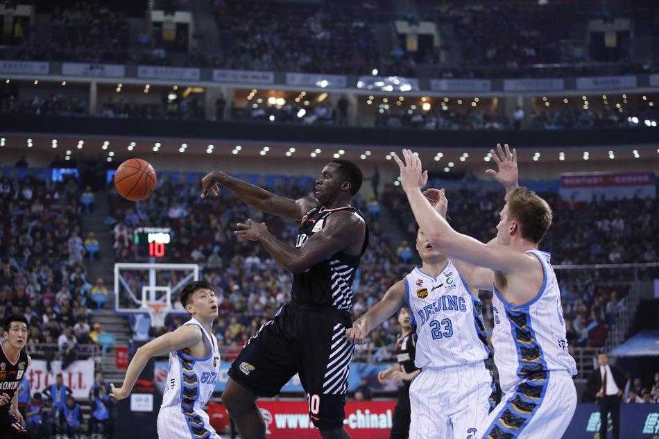 京城决杀之憾:方硕最后一投偏出,辽宁客场逆转攻克北京 北京队主教练雅尼斯在场边激动指挥,手势夸张,试图唤起队员的斗志