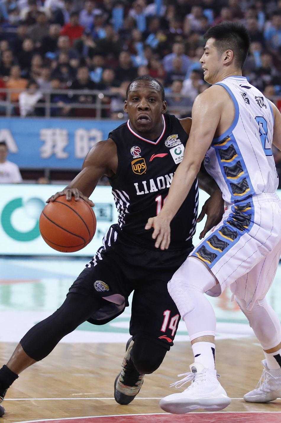 京城决杀之憾:方硕最后一投偏出,辽宁客场逆转攻克北京 北京队方硕在辽宁队郭艾伦的紧逼防守下运球突破,肌肉碰撞清晰可见