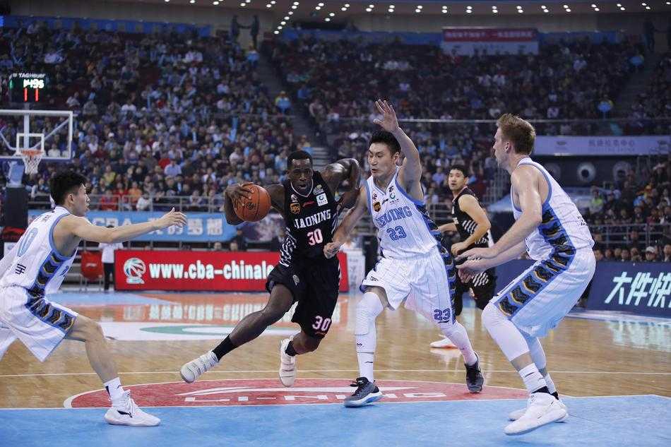 京城决杀之憾:方硕最后一投偏出,辽宁客场逆转攻克北京 辽宁队球员巴斯与韩德君在篮下奋力卡位,争夺篮板球,肌肉紧绷