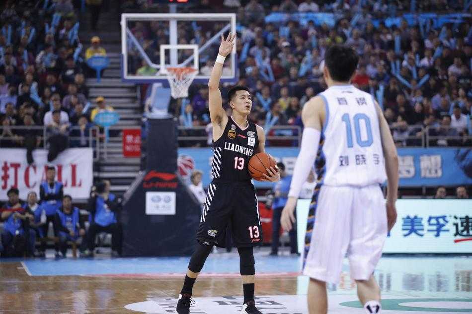 京城决杀之憾:方硕最后一投偏出,辽宁客场逆转攻克北京 辽宁队哈德森面对北京队两人包夹防守,强行三分出手,眼神坚毅