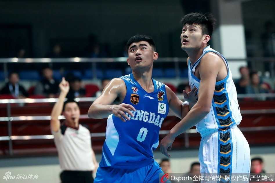 京城双星闪耀,首钢击退青岛终取主场首胜 高尚持球强行突破北京队的防线,脸上写满了不甘与对胜利的渴望