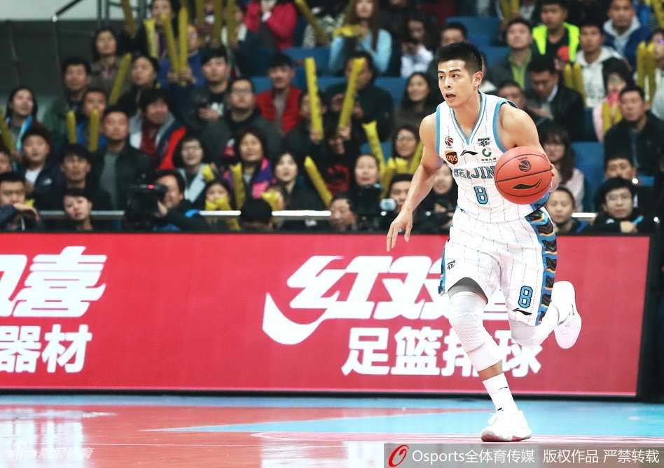 京城双星闪耀,首钢击退青岛终取主场首胜 北京队外援杰克逊在青岛队两人包夹缝隙中送出妙传,队友已在篮下准备起飞
