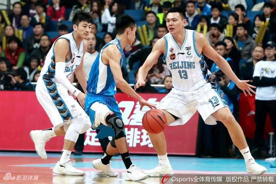 京城双星闪耀,首钢击退青岛终取主场首胜 青岛队外援吉布森面对封盖强行出手三分,皮球划过一道高弧线飞向篮筐