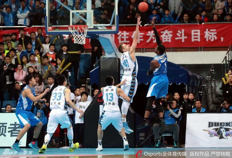 京城双星闪耀,首钢击退青岛终取主场首胜 汉密尔顿面对青岛队内线防守,高高跃起单手将球放进篮筐,眼神中充满坚定