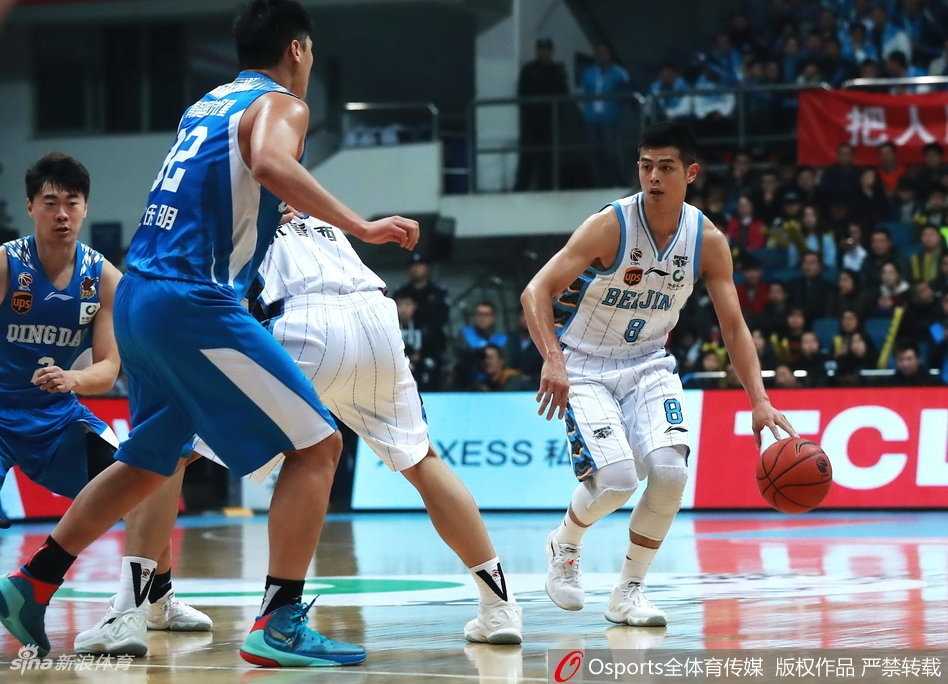 京城双星闪耀,首钢击退青岛终取主场首胜 翟晓川高高跃起与对方球员拼抢篮板球,肌肉的碰撞和专注的神情体现了比赛的激烈
