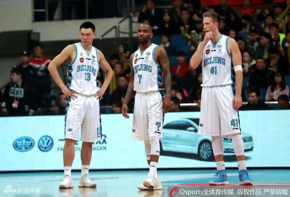 京城双星闪耀,首钢击退青岛终取主场首胜 北京队教练在场边大声指挥,战术板上的线条似乎预示着比赛的走势