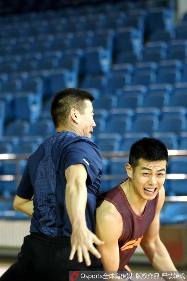 方硕在训练中眼神坚毅，持球准备突破，誓要将失利的懊恼化作训练场上的汗水