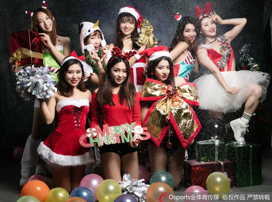 京城圣诞夜的冰雪热舞 篮球宝贝定格冬日活力瞬间 一位身穿红色丝绒短裙的篮球宝贝在朦胧的圣诞树背景前旋转,裙摆飞扬,脸上带着俏皮的笑容,仿佛一只在冬日里舞动的精灵。