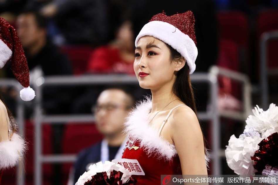 京城圣诞夜的红色热浪:北京首钢篮球宝贝冬日特别表演 手挽着手,心连着心,篮球宝贝们迈着轻盈的步伐登场,她们身上的圣诞元素与手中的金色花球相映成趣,用最具感染力的笑容驱散了赛场的硝烟。