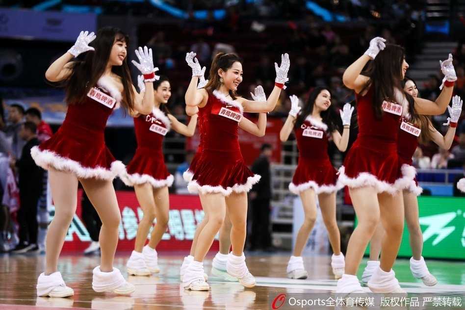 京城圣诞夜的红色热浪:北京首钢篮球宝贝冬日特别表演 中场休息时,篮球宝贝们与可爱的吉祥物击掌互动,这一幕充满了童趣与温馨,吉祥物憨态可掬的样子与宝贝们甜美的笑容,共同定格了圣诞之夜的欢乐瞬间。