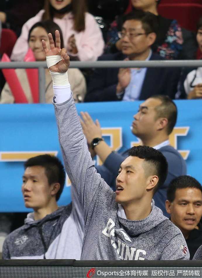 京城复勇主场退强敌,首钢六将上双终结深圳四连胜 小外援杰克逊在深圳双人包夹的缝隙中穿梭,眼神坚定而犀利,用一记诡异的背后传球撕破了对手整条防线,展现了欧洲后卫的灵动与智慧。