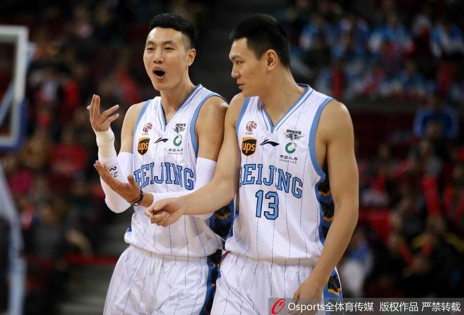 京城复勇主场退强敌,首钢六将上双终结深圳四连胜 首钢队长翟晓川带着缠满绷带的伤臂,在深圳队内线长人阵中高高跃起,用一记势大力沉的单手劈扣宣告王者归来,点燃全场热情。