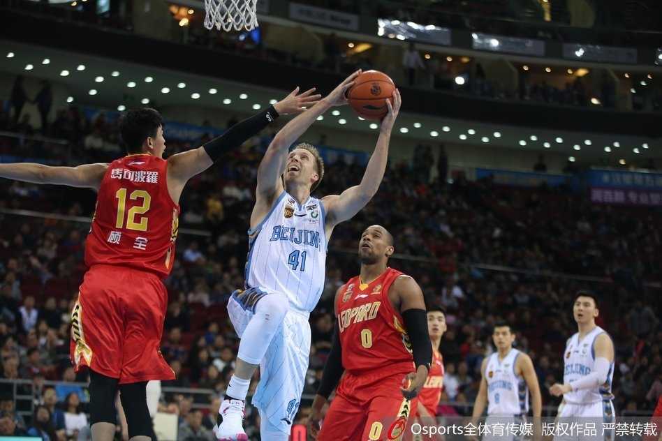 京城复勇主场退强敌,首钢六将上双终结深圳四连胜 大外援汉密尔顿面对李慕豪的长臂封盖毫无惧色,强硬地将球放进篮筐,他在内线的肉搏战中为首钢队守住了最后的防线。