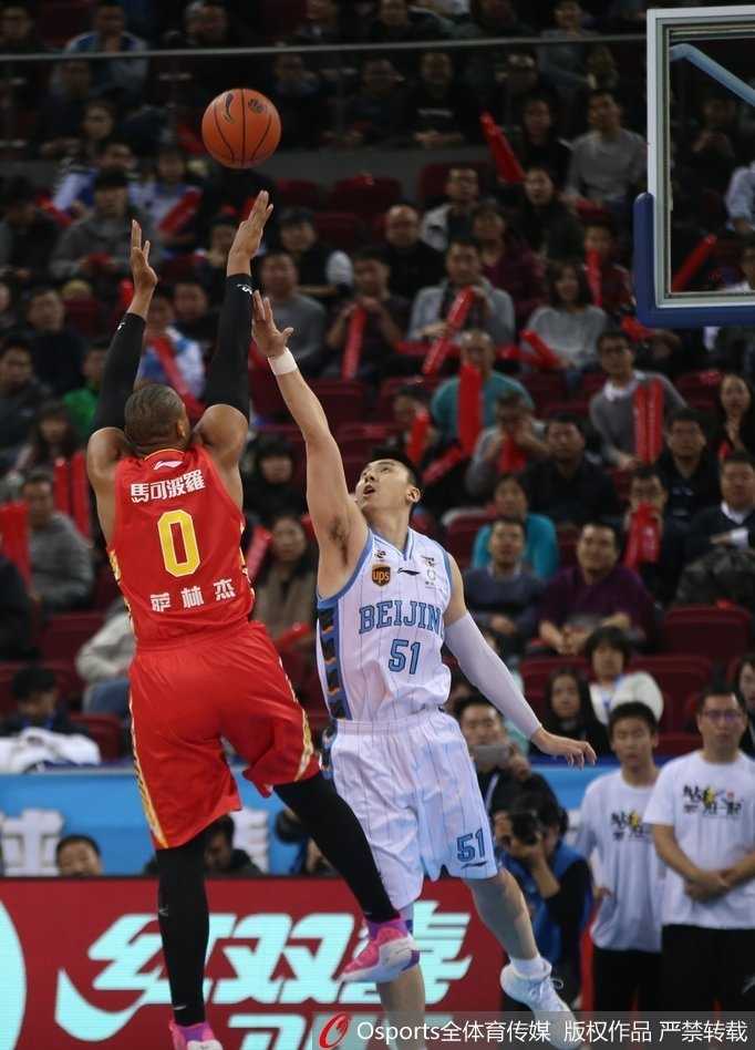 京城复勇主场退强敌,首钢六将上双终结深圳四连胜 深圳外援萨林杰在人群中奋力拼下前场篮板,肌肉的碰撞与狰狞的表情诉说着内线战场的残酷,但无奈他的孤勇未能为球队带来一场胜利。