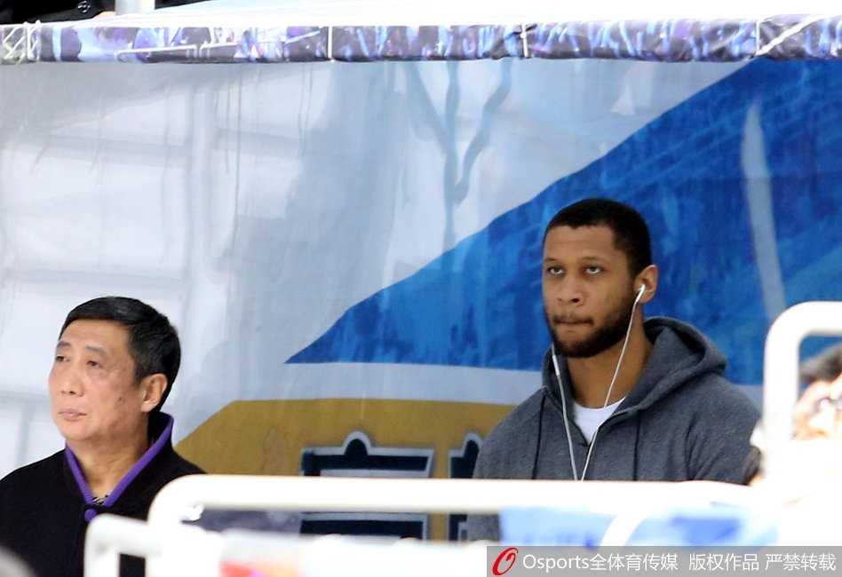 京城复勇主场退强敌,首钢六将上双终结深圳四连胜 神射手朱彦西在三分线外张手命中,皮球划出完美弧线空心入网,他紧握拳头怒吼一声,这一球浇灭了深圳队反扑的气焰,彰显了冷血杀手本色。