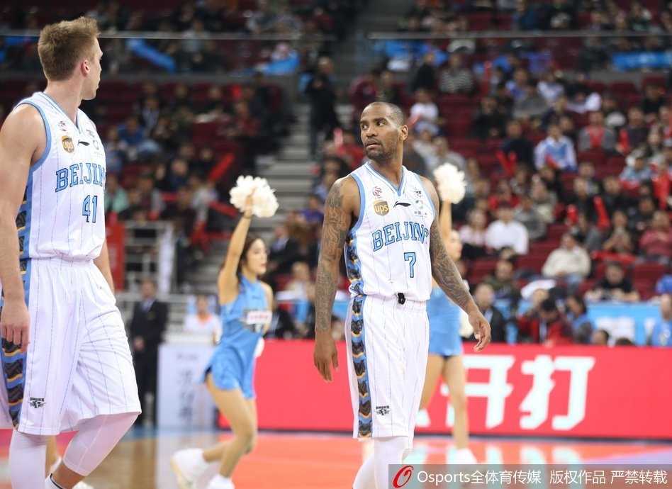 京城复勇主场退强敌,首钢六将上双终结深圳四连胜 方硕在终场前稳稳两罚全中,他紧握双拳目光如炬,与上前庆祝的队友杰克逊用力击掌,这一刻的激情释放属于顽强的北京男篮。