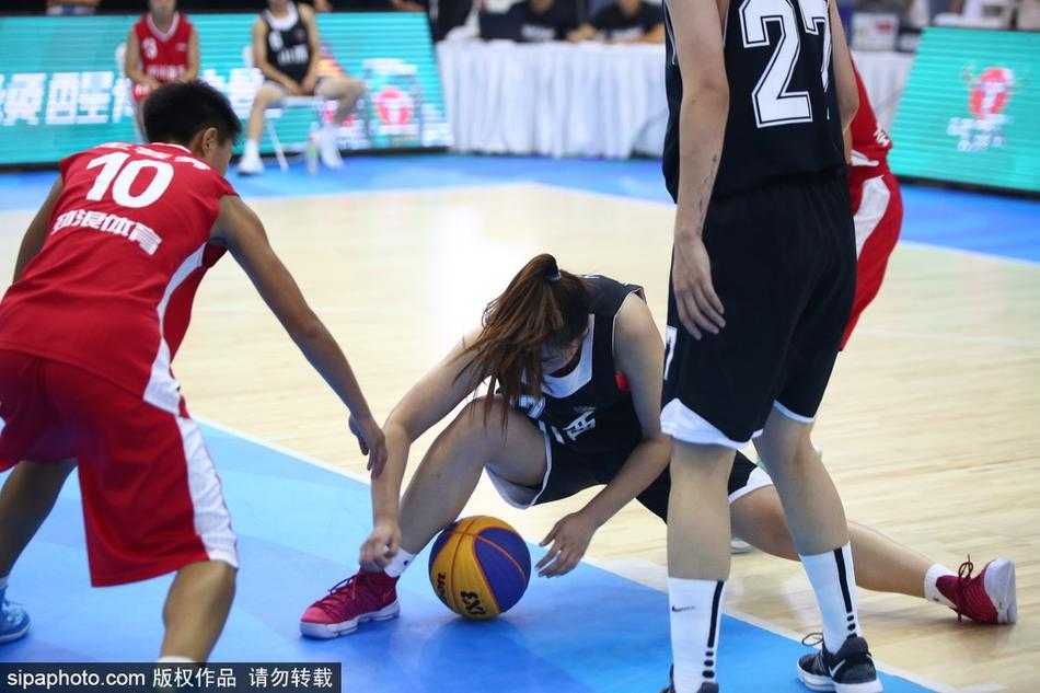 场边的计分牌显示着焦灼的比分，一名球员在队友掩护下干拔跳投，篮球在空中划出优美弧线，瞬间引爆全场目光。