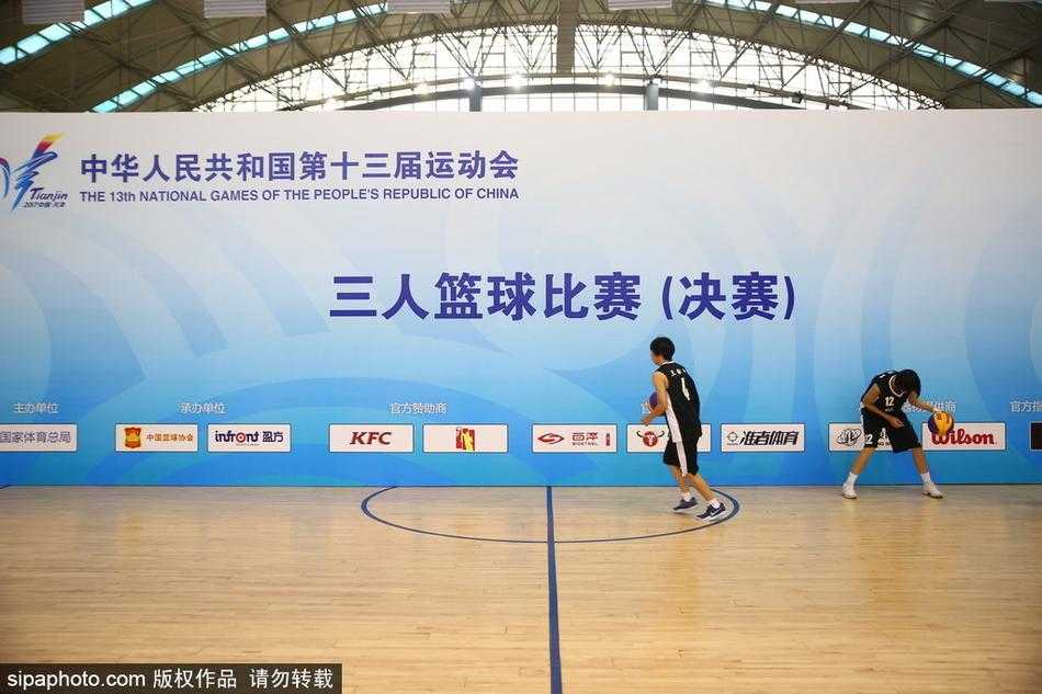 比赛结束后，获胜队伍的球员们手拉手向看台上的观众鞠躬致谢，无论年龄大小，每个人脸上都洋溢着自豪与满足的笑容。