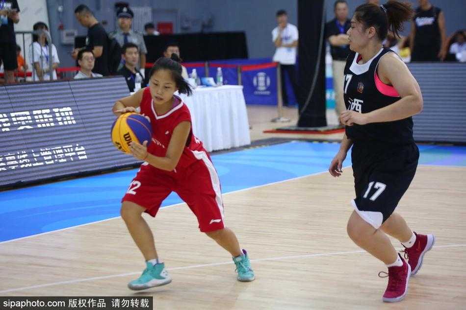 赛场上，两队球员正进行激烈拼抢，持球少年眼神坚毅穿越防守，背景里全运会旗帜与闪耀灯光交织成独特风景。