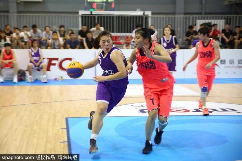 北京通州运河体育中心外，全运会三人篮球赛的巨幅旗帜迎风招展，湛蓝天空下涌动着青春的篮球热浪。