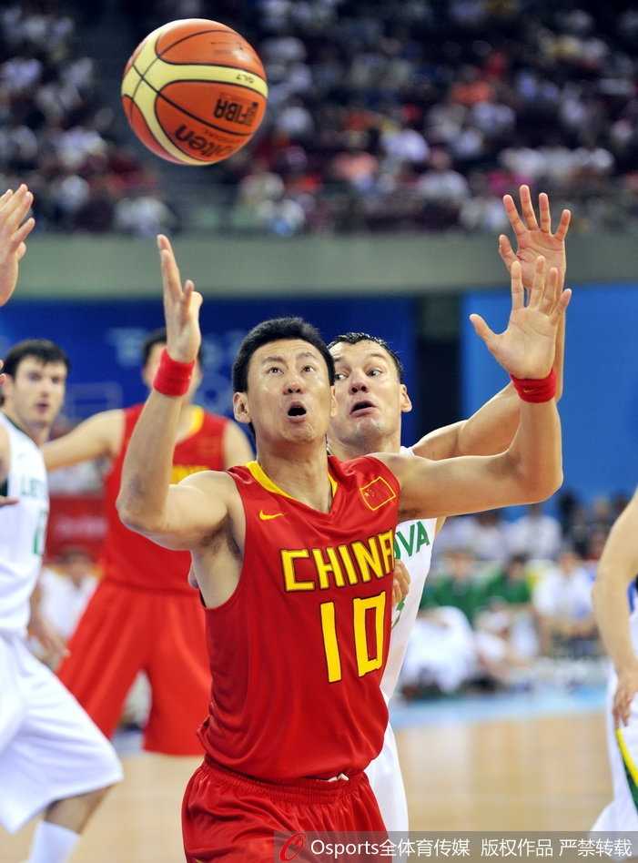朱芳雨外线果断出手，皮球在空中划过一道美妙的弧线，对手奋力扑防，却只能目送这颗承载着追分希望的三分球飞向篮筐。
