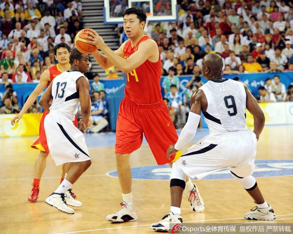 刘炜运球过半场，面对对手的贴身紧逼，他沉着冷静地观察着队友的跑位，用身体牢牢护住篮球，寻找撕开防线的良机。