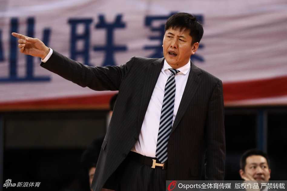 杨敬敏摆脱防守后的急停跳投，篮球离开指尖的瞬间时间仿佛静止，他的眼神如鹰隼般盯着篮筐，这一球承载着反超比分的千斤重担