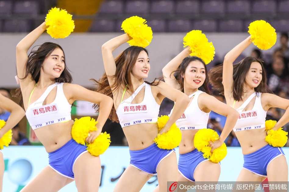 京城夜战,激情绽放与老兵不熄 在炫目的舞台灯光下,六位篮球宝贝摆出酷炫造型,金色的演出服闪耀全场