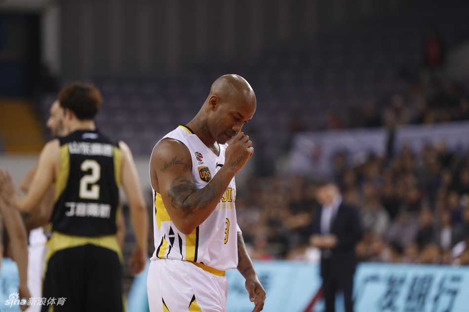 丁彦雨航高高跃起，在空中舒展身体完成一记势大力沉的单手劈扣，引爆全场。