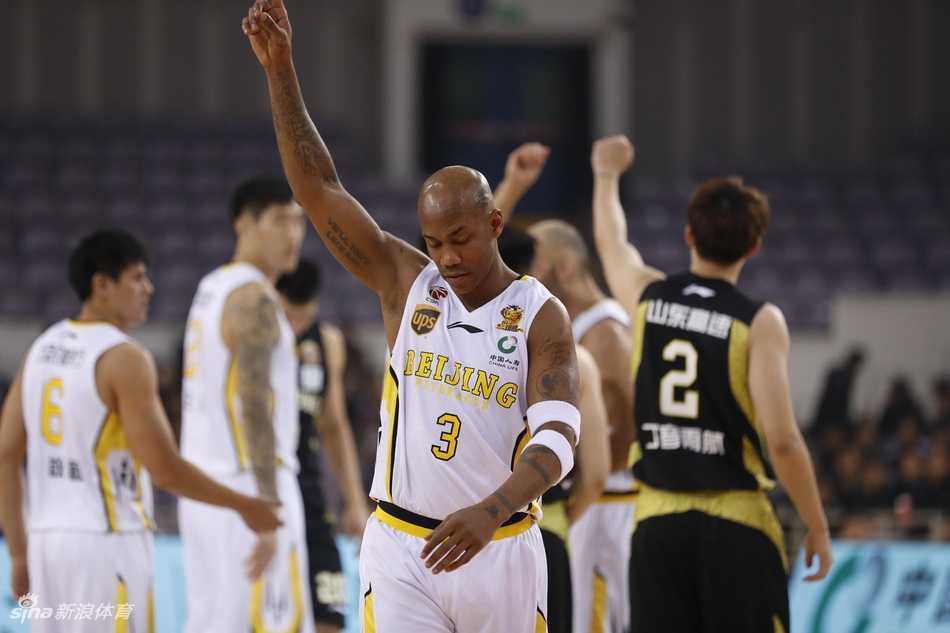 马布里与丁彦雨航在场上互相致意，新老两代MVP的双手紧握，完成了篮球火种的交接。