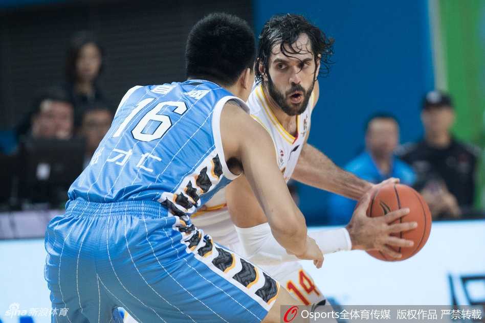 京城客战大逆转 首钢破曦迎首胜 方硕在多人围堵下巧妙分球,他灵动的身影与对手的防守形成鲜明对比,展现了北京队核心后卫的出色视野。