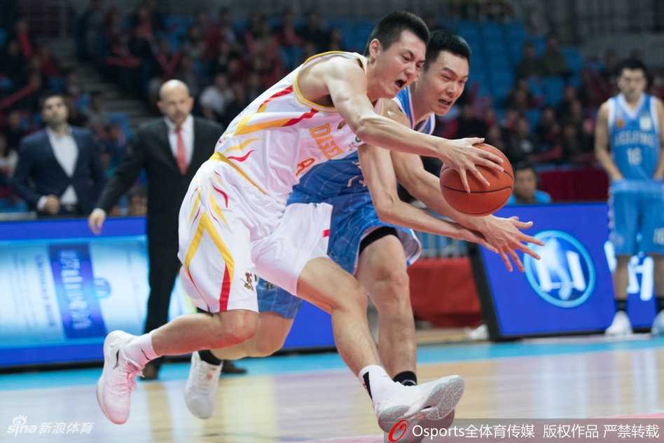 京城客战大逆转 首钢破曦迎首胜 同曦队外援琼斯面对两人包夹防守,依然强行突破上篮,尽管动作变形,但求胜的欲望让他奋力一搏。