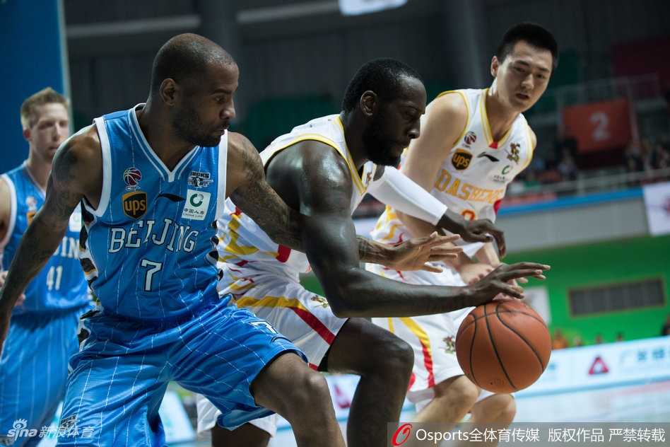 京城客战大逆转 首钢破曦迎首胜 汉密尔顿高高跃起,在空中与同曦队内线希克森激烈对抗,他以一个极其舒展的姿势完成单手补扣,力拔山兮气盖世。